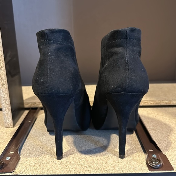 Black Heels - Picture 5 of 7